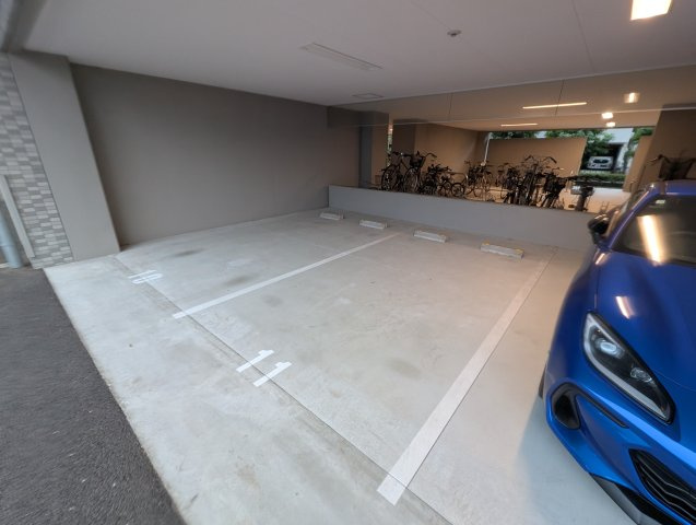エスリード大阪クレストコートの駐車場