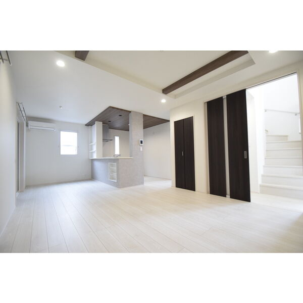BLOOMING MAISON小牧市二重堀の居間・リビング
