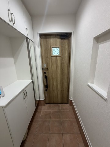 平野区長吉川辺の玄関|明るくすっきりとした玄関スペース。毎日の出入りがしやすく、ご家族やお客様を気持ちよく迎えられます。