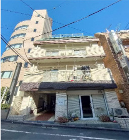 第７眞市マンションのエントランス