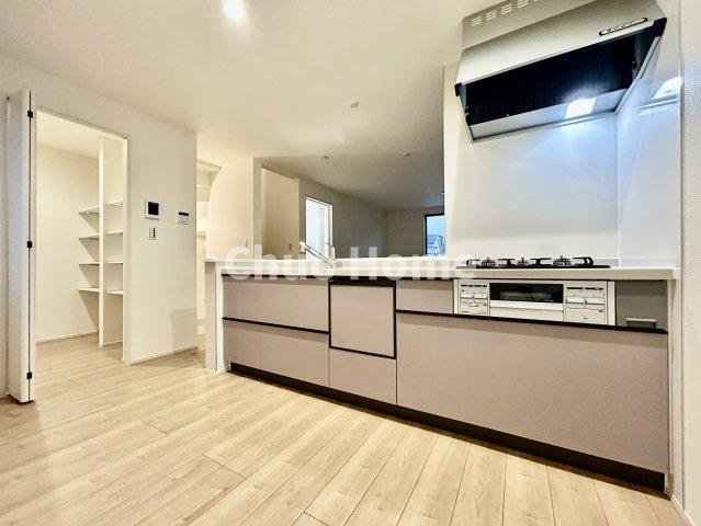 江戸川区篠崎町3丁目新築分譲住宅のキッチン|ワイドで収納豊富なシステムキッチン