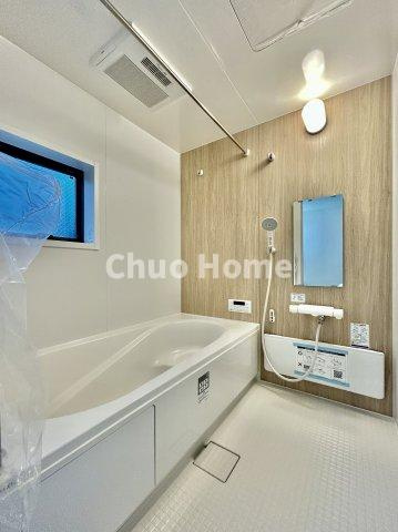 江戸川区篠崎町3丁目新築分譲住宅の浴室|【バスルーム】暖房換気乾燥機付きシステムバスルーム。暖房・冷風・換気・乾燥など、毎日を快適に過ごせるうれしい機能が揃っています。雨の日の洗濯物も安心です。