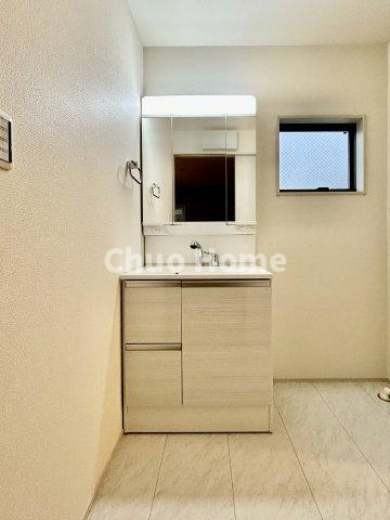 江戸川区篠崎町3丁目新築分譲住宅の独立洗面台|【洗面化粧台】洗面化粧台には三面鏡を採用。身だしなみを整えやすい事はもちろんですが、鏡の後ろに収納スペースを設ける事により、散らかりやすい洗面スペースをすっきりさせる事が出来るのも嬉しいですね
