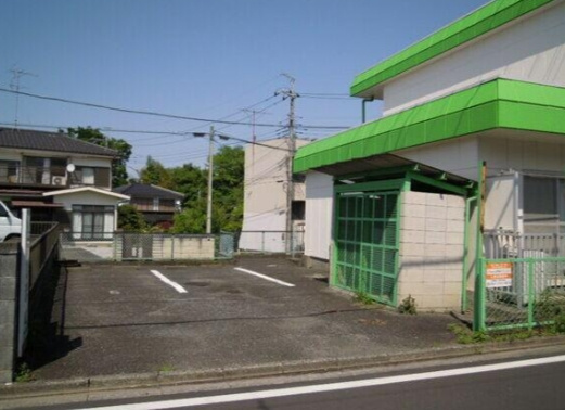 メゾンドール平沢の駐車場