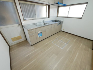 【キッチン】 | 山梨市上神内川 駅徒歩10分 内外装一新の中古 敷地71坪 | 新品交換済みキッチン　窓が多く、明るいキッチンです。