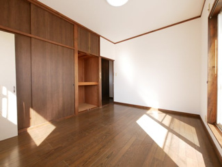 【洋室】 | 山梨市上神内川 駅徒歩10分 内外装一新の中古 敷地71坪 | 2階　真ん中の6帖洋室
