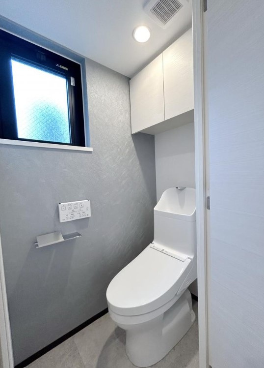 千代田区神田須田町２丁目の賃貸マンションのトイレ|トイレにも窓あります。