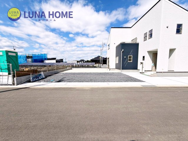 笠間市旭町第13　新築戸建　2号棟の駐車場|ルナホームは、住まいそのものだけでなく、その先にある暮らしまで大切にしています。家族が自然と集まる場所、好きなものに囲まれる時間。そんな自分らしい暮らしを、一緒に探していきます♪
