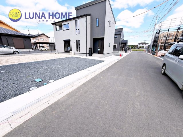 笠間市旭町第13　新築戸建　3号棟の前面道路含む現地写真
