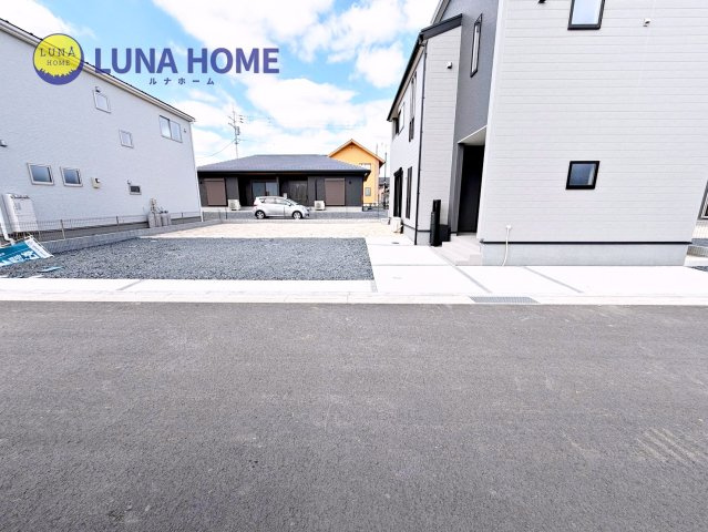 笠間市旭町第13　新築戸建　3号棟の前面道路含む現地写真