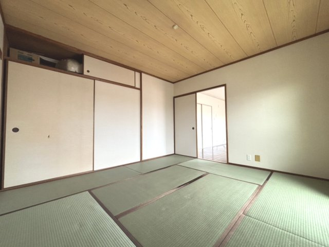 新檜尾台第2次住宅1号棟の和室|【和室】
南側に位置する約8.0帖の和室です。客間や家事スペースなど、多用途にご活用いただけます。