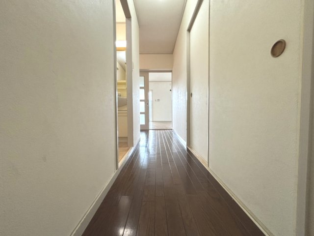 新檜尾台第2次住宅1号棟の内装|【廊下】
直接居住空間が見えづらく、プライバシーを確保しやすい設計です。