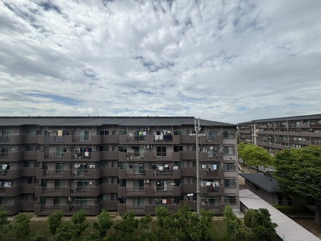 新檜尾台第2次住宅1号棟の展望|【物件からの眺望/北側】
心地よい風が舞い込み、洗濯物も良く乾きそうです。