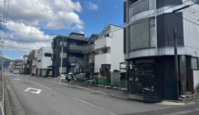 西ノ京御輿岡町(円町駅）　新築戸建ての前面道路含む現地写真