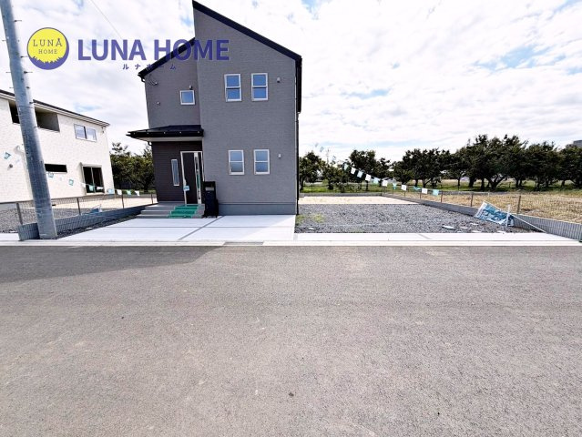 笠間市旭町第13　新築戸建　6号棟の駐車場|物件探しから、ご契約手続き、購入後のインテリアデザインまで、トータルでサポートいたします☆