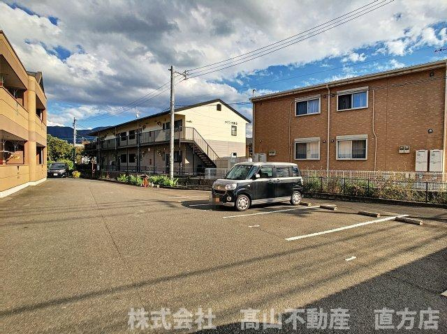 直方市大字頓野のアパートの駐車場