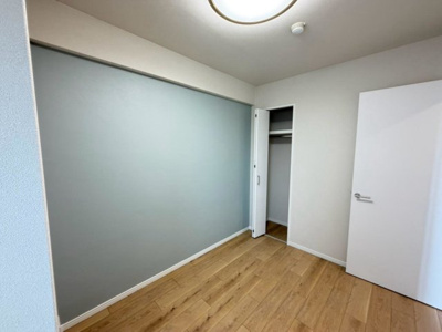 【洋室】 | ユニライフ住吉おりおの | 各居室にはクローゼットを完備し、家具の配置にも困らない設計がされており、採光と室内のバランスが絶妙です。