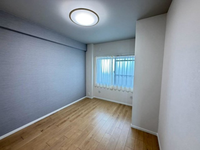 【洋室】 | ユニライフ住吉おりおの | 穏やかな光が差し込む室内には、穏やかな時間が流れます。休日には、落ち着いた空間で自分の趣味を楽しむのはいかがですか。