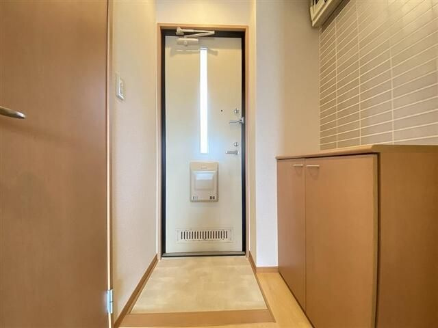 横浜市保土ケ谷区峰岡町３丁目のアパートの玄関