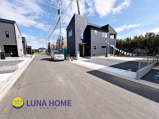 笠間市旭町第13　新築戸建　8号棟の前面道路含む現地写真|「初めてのマイホーム探し、何から始めれば良いかわからない」そんなお客様へ、経験10年以上すスタッフがわかりやすく解説します♪