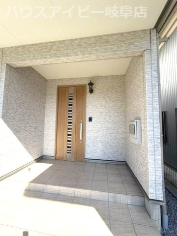 岐阜市粟野東！築8年再生住宅！ゆとりの広さの5LDK！お車並列3台可能！IHクッキングヒーター搭載！の玄関|岐阜市粟野東！築8年再生住宅！ゆとりの広さの5LDK！お車ラクラク並列3台可能！IHクッキングヒーター搭載！