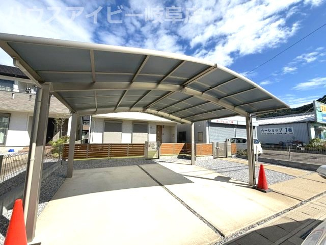 岐阜市粟野東！築8年再生住宅！ゆとりの広さの5LDK！お車並列3台可能！IHクッキングヒーター搭載！の駐車場|岐阜市粟野東！築8年再生住宅！ゆとりの広さの5LDK！お車ラクラク並列3台可能！IHクッキングヒーター搭載！