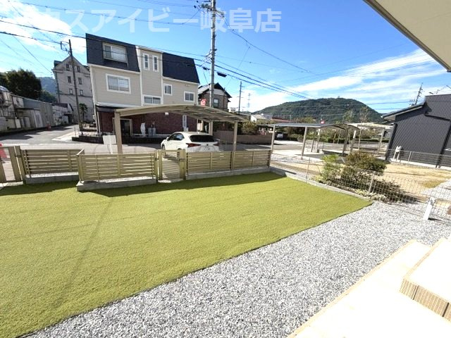 岐阜市粟野東！築8年再生住宅！ゆとりの広さの5LDK！お車並列3台可能！IHクッキングヒーター搭載！の庭|岐阜市粟野東！築8年再生住宅！ゆとりの広さの5LDK！お車ラクラク並列3台可能！IHクッキングヒーター搭載！