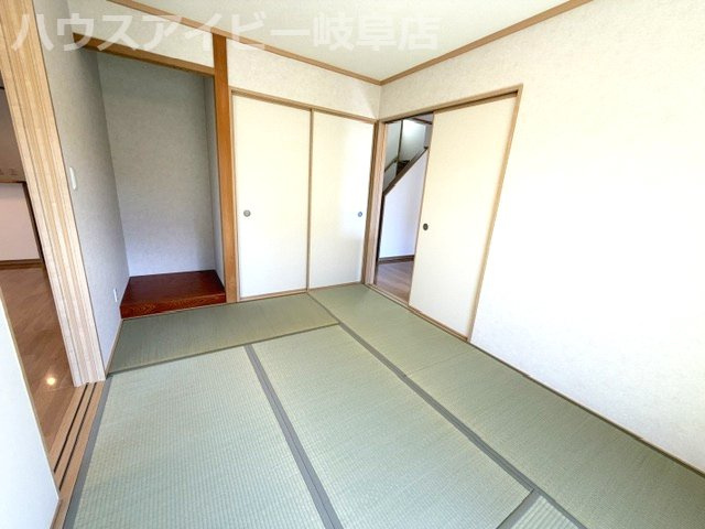 岐阜市粟野東！築8年再生住宅！ゆとりの広さの5LDK！お車並列3台可能！IHクッキングヒーター搭載！の和室|岐阜市粟野東！築8年再生住宅！ゆとりの広さの5LDK！お車ラクラク並列3台可能！IHクッキングヒーター搭載！