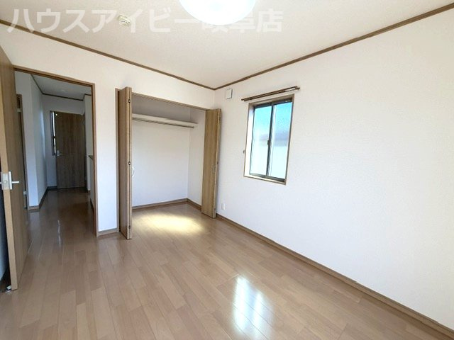 岐阜市粟野東！築8年再生住宅！ゆとりの広さの5LDK！お車並列3台可能！IHクッキングヒーター搭載！の洋室|岐阜市粟野東！築8年再生住宅！ゆとりの広さの5LDK！お車ラクラク並列3台可能！IHクッキングヒーター搭載！