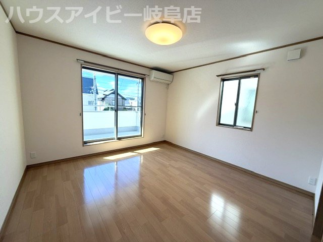 岐阜市粟野東！築8年再生住宅！ゆとりの広さの5LDK！お車並列3台可能！IHクッキングヒーター搭載！の洋室|岐阜市粟野東！築8年再生住宅！ゆとりの広さの5LDK！お車ラクラク並列3台可能！IHクッキングヒーター搭載！