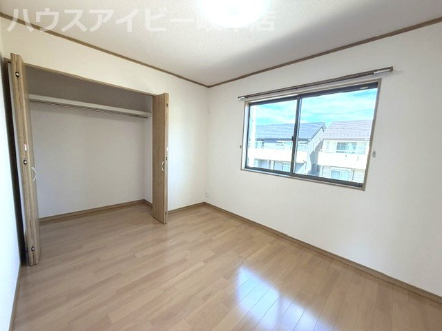 岐阜市粟野東！築8年再生住宅！ゆとりの広さの5LDK！お車並列3台可能！IHクッキングヒーター搭載！の洋室|岐阜市粟野東！築8年再生住宅！ゆとりの広さの5LDK！お車ラクラク並列3台可能！IHクッキングヒーター搭載！