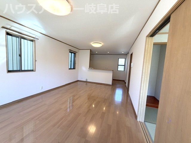岐阜市粟野東！築8年再生住宅！ゆとりの広さの5LDK！お車並列3台可能！IHクッキングヒーター搭載！の居間・リビング|岐阜市粟野東！築8年再生住宅！ゆとりの広さの5LDK！お車ラクラク並列3台可能！IHクッキングヒーター搭載！