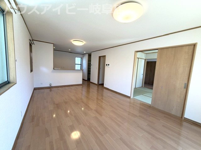 岐阜市粟野東！築8年再生住宅！ゆとりの広さの5LDK！お車並列3台可能！IHクッキングヒーター搭載！の居間・リビング|岐阜市粟野東！築8年再生住宅！ゆとりの広さの5LDK！お車ラクラク並列3台可能！IHクッキングヒーター搭載！