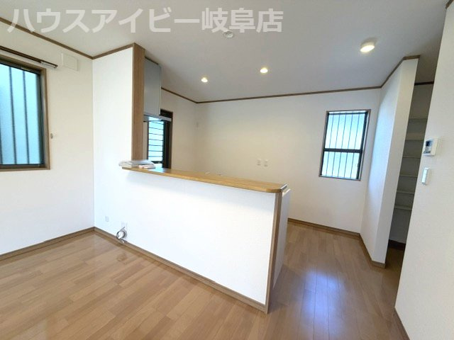 岐阜市粟野東！築8年再生住宅！ゆとりの広さの5LDK！お車並列3台可能！IHクッキングヒーター搭載！の居間・リビング|岐阜市粟野東！築8年再生住宅！ゆとりの広さの5LDK！お車ラクラク並列3台可能！IHクッキングヒーター搭載！