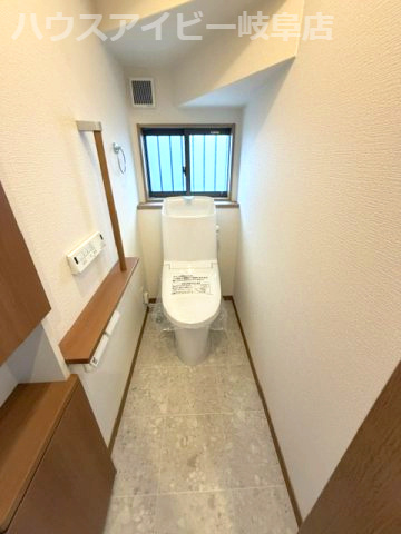 岐阜市粟野東！築8年再生住宅！ゆとりの広さの5LDK！お車並列3台可能！IHクッキングヒーター搭載！のトイレ|岐阜市粟野東！築8年再生住宅！ゆとりの広さの5LDK！お車ラクラク並列3台可能！IHクッキングヒーター搭載！