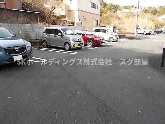 ファインズ　コートの駐車場