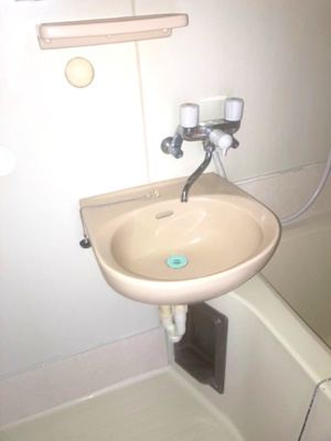 【洗面所】 | エステートピア三咲 | クリーニング前のお部屋です。参考：202号