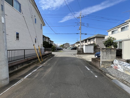 【前面道路含む現地写真】 【前面道路含む現地写真】 | 【岡里第4期 現地外観】
※令和8年10月時点