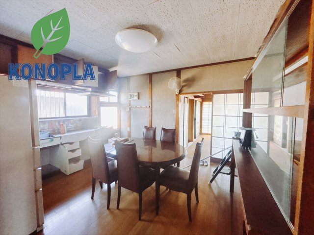 【中古戸建】高崎市島野町のキッチン|■キッチン｜ワークトップの幅が広く、お子様といっしょにお料理をつくったり、ちょっとしたパーティーも楽しめます。フラットなのでお掃除がしやすいのもポイントです♪