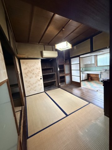 足軽組屋敷内の庭のある昭和元年築の木造住宅の内装