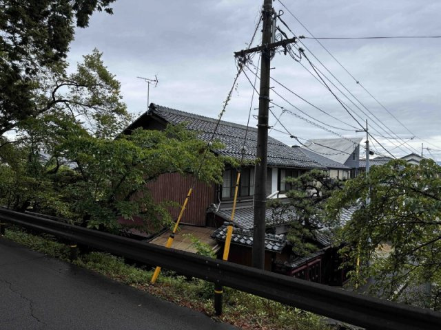 足軽組屋敷内の庭のある昭和元年築の木造住宅の外観