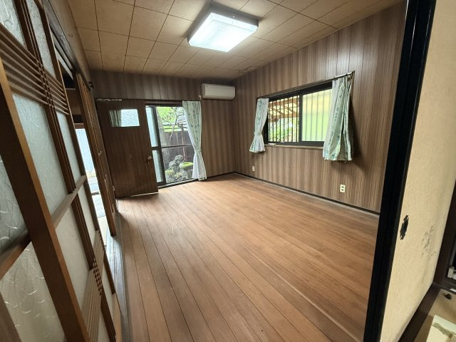 足軽組屋敷内の庭のある昭和元年築の木造住宅の洋室
