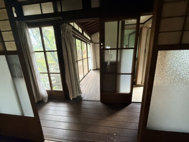 足軽組屋敷内の庭のある昭和元年築の木造住宅の和室