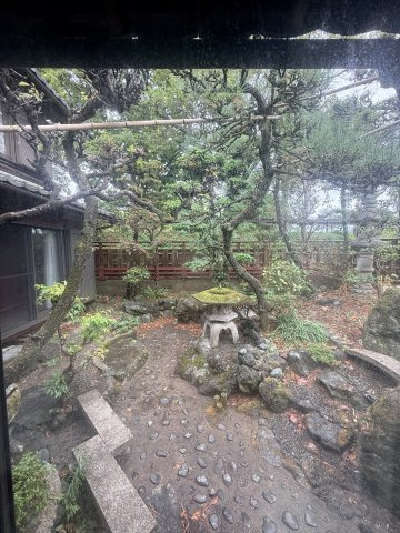 足軽組屋敷内の庭のある昭和元年築の木造住宅の庭