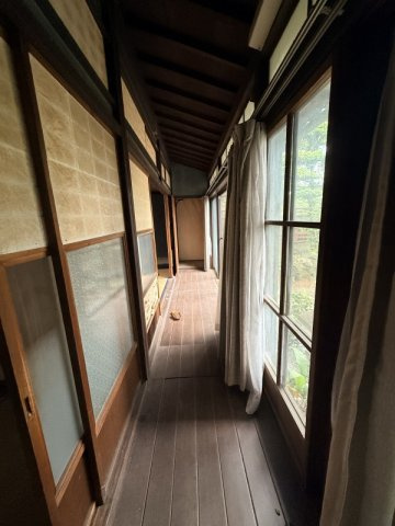 足軽組屋敷内の庭のある昭和元年築の木造住宅の内装