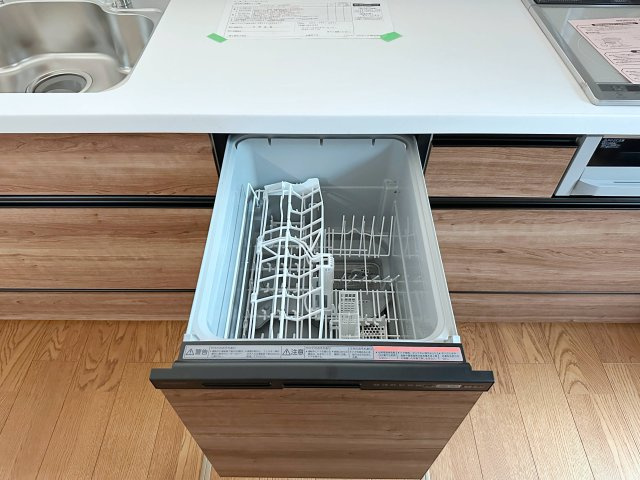 安芸区矢野東4丁目 No.3のキッチン|4人から5人分の食器洗浄乾燥機☆
水道代の節約にもなり、家事の時短もできる優れ物です♪
スライド式で上から全体が見えるため食器の出し入れもスムーズです♪