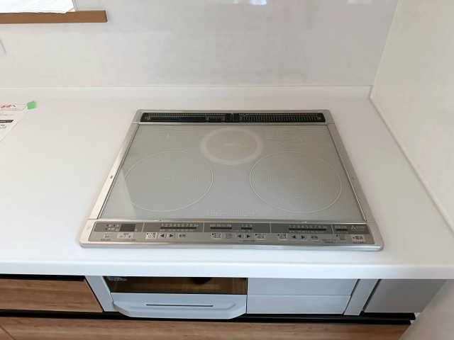 安芸区矢野東4丁目 No.3のキッチン|IHクッキングヒーター☆
火が出ないために安全性も高いと考えられます。 さらに、安定した加熱管理制御が容易に行えるため、素材を均一に加熱する料理やスープなどの液体の加熱に適しています♪