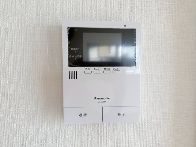 安芸区矢野東4丁目 No.3の防犯設備|ドアホン☆
来客があったとき、室内からカメラやマイクを使って相手や用件を確認できます。相手を事前に確認することができ、訪問販売対策や防犯面でも役に立つアイテムです♪