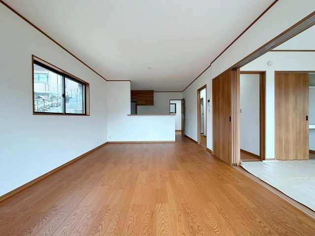 安芸区矢野東4丁目 No.3の居間・リビング|16帖の広々としたリビング☆
キッチンからはリビング全体を見渡すことができます♪