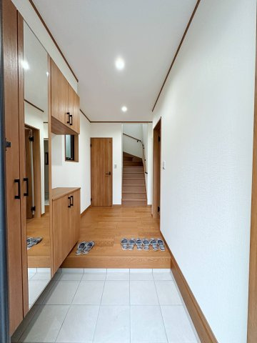 安芸区矢野東4丁目 No.3の玄関|広々とした玄関ホール☆